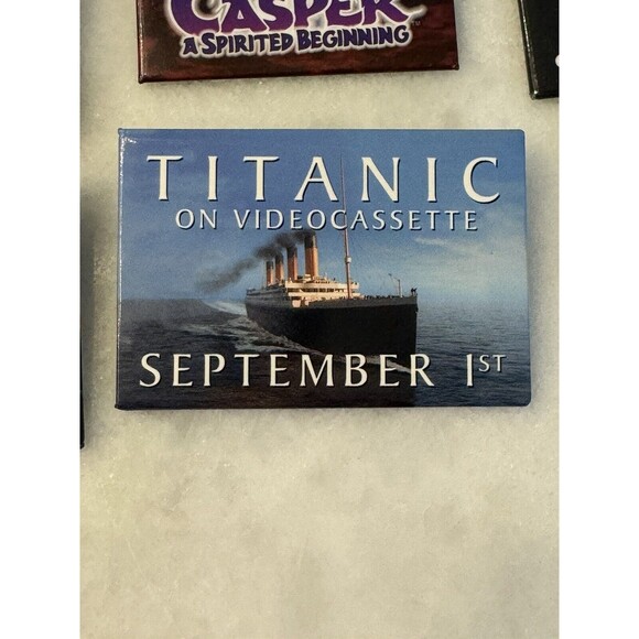 LOT OF 18 VINTAGE WALMART ADVERTISING PINS MOVIES - Picture 11 of 16